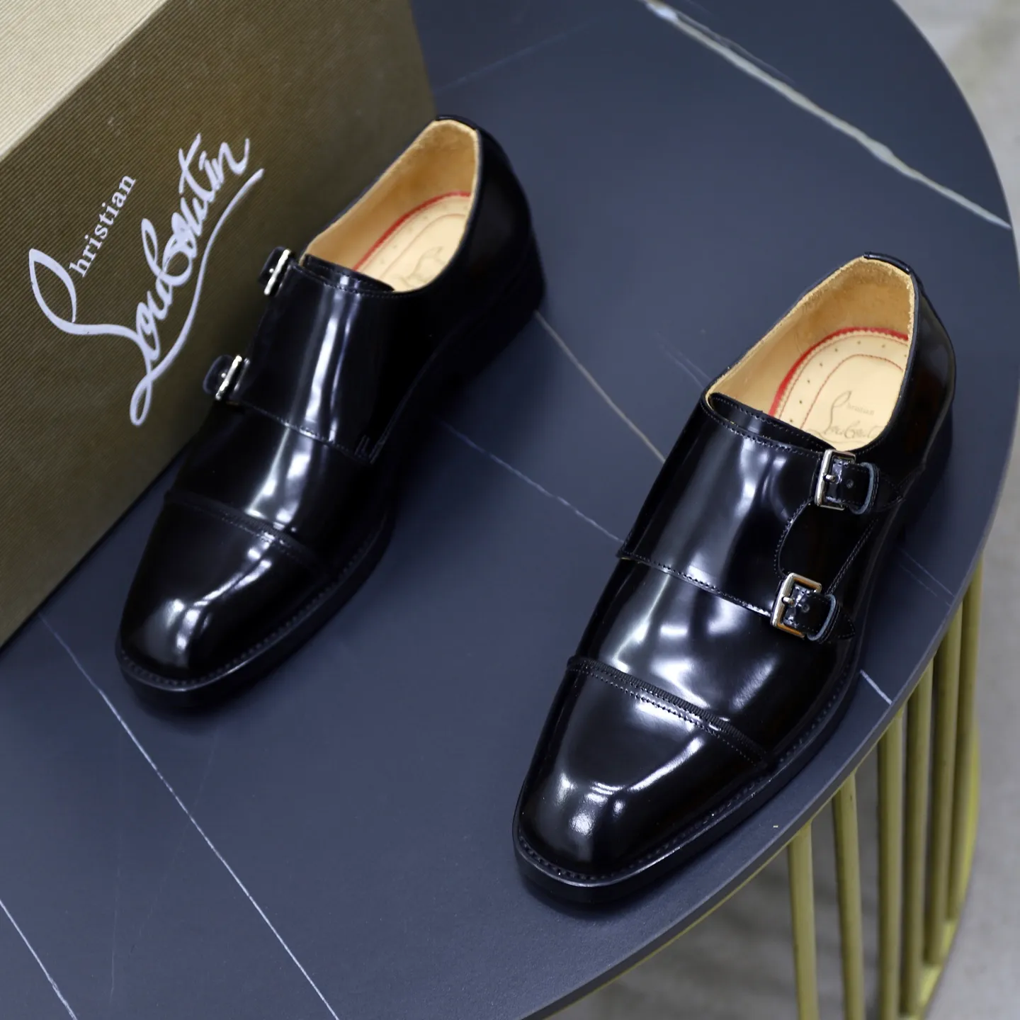 Ex-factory price: 620💰Christia*.Loubouti*🆑High-end men’s business formal leather shoes | Classic red sole shoes | Original imported first-layer cowhide | Water-dyed cowhide lining | Italian imported red rubber outsole | High-end luxury | Perfect interpretation of fashion, sunshine, style, suitable for various occasions Size: 39-44 (38.45 custom-made)
